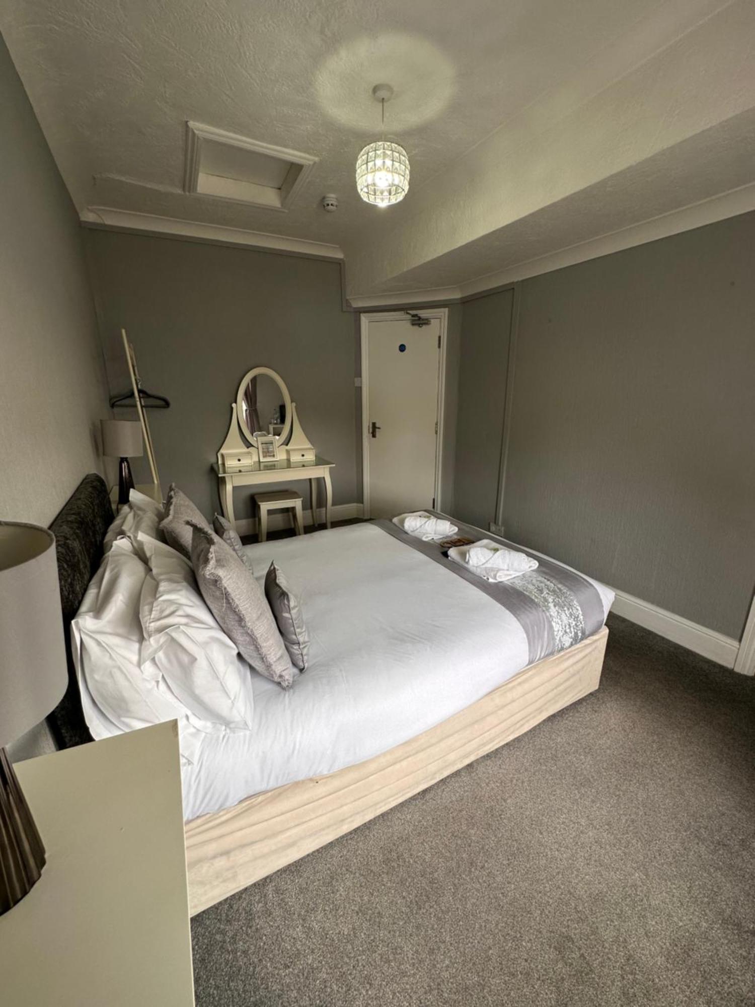 Bed and Breakfast The Six Bells Rochester  Exterior foto